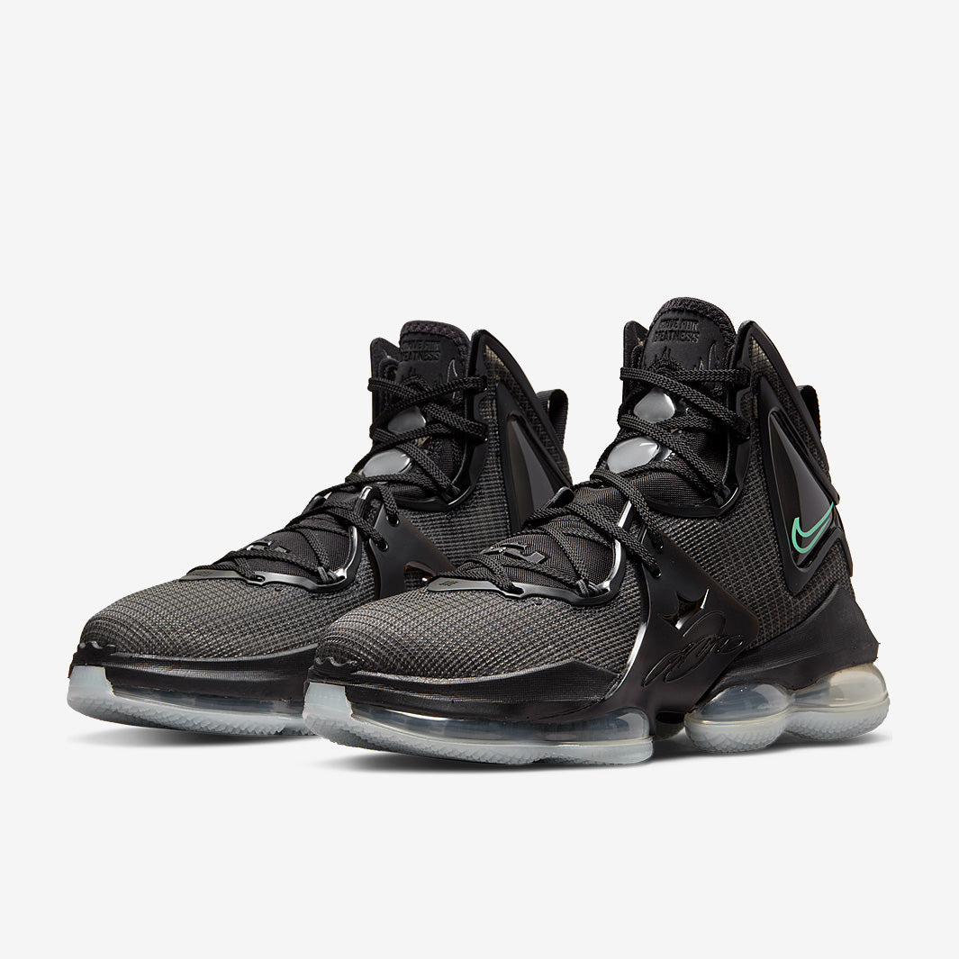 Nike LeBron 19